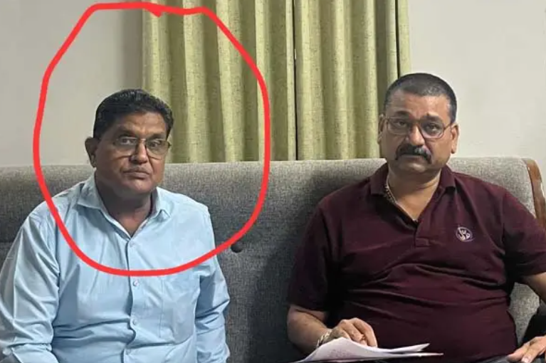 मंडला नगर पालिका CMO दो लाख की रिश्वत लेते ट्रैप, 15 लाख का भुगतान करने मांगे थे 4 लाख