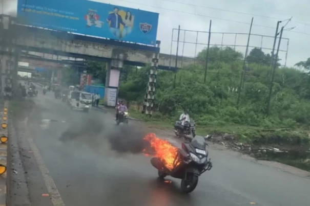 जबलपुर में चलती स्कूटर में अचानक लगी आग, चालक ने कूदकर बचाई जान