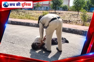 मंदसौर में न्याय की गुहार लगाते-लगाते थक गया किसान, कलेक्टर कार्यालय में जमीन पर लोटकर जताई पीड़ा