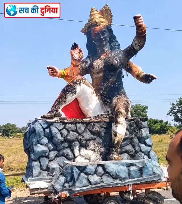 मां दुर्गा की विशाल प्रतिमा हाईटेंशन लाइन से टकराई, लगी भीषण आग; चार युवक गंभीर रूप से झुलसे
