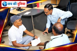 जबलपुर में संवेदनशीलता की मिसाल: दिव्यांग की फरियाद सुनने जमीन पर बैठे निगमायुक्त, नल कनेक्शन की समस्या पर दिए निर्देश