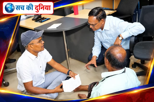 जबलपुर में संवेदनशीलता की मिसाल: दिव्यांग की फरियाद सुनने जमीन पर बैठे निगमायुक्त, नल कनेक्शन की समस्या पर दिए निर्देश